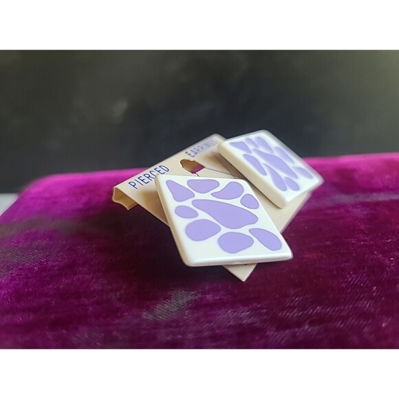 Purple And White Animal Print Plastic Earrings Vintage NOS - Picture 10 of 10